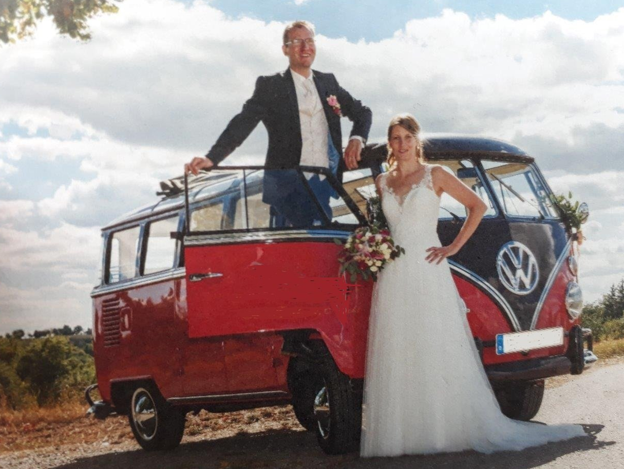 Zur Hochzeit In Stuttgart mieten Sie auch eine Legende: Einen VW T1 Bulli Bus. Der Bulli macht sich sehr gut als Hochzeitsauto und für schöne Hochzeitsbilder. T1 Bulli mieten Stuttgart