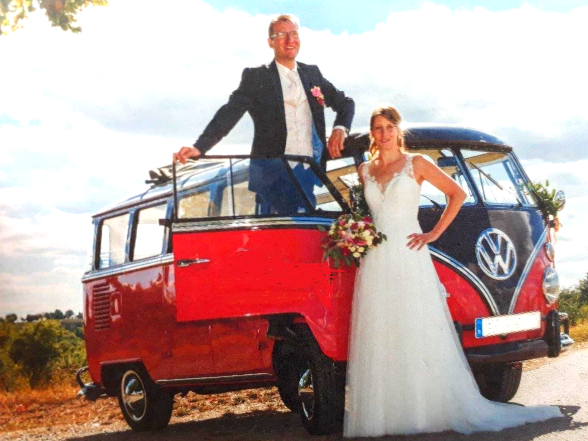 Ein schönes Hochzeitsfoto mit dem T1 Bus - dem legendären VW Samba Bulli. T1 Bus mieten Hochzeit