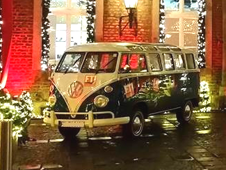 Der T1 Samba Bus bei einer Firmenveranstaltung zur Weihnachtszeit. T1 mieten