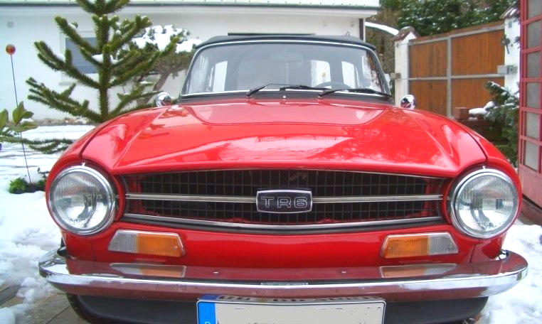 Der Triumph TR 6, der von 1968 bis 1976 gebaut wurde, ist ein klassischer englischer Roadster und heute noch immer beliebt. Die Fahrzeuge, die es heute noch gibt, haben alle meist eine zeit- und kostenaufwändige Restauration hinter sich. Triumph TR 6 Roadster