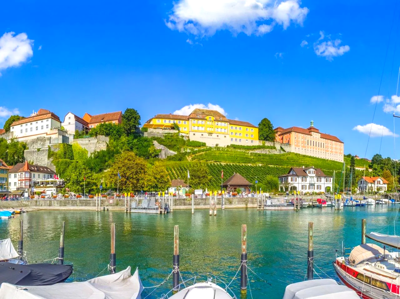 Meersburg ist eine der bekanntesten Städchen am Bodensse. Parken Sie den Käfer und trinken einen Kaffee in der romantischen Fußgängerzone. VW Käfer mieten Bodensee Konstanz Meersburg Lindau