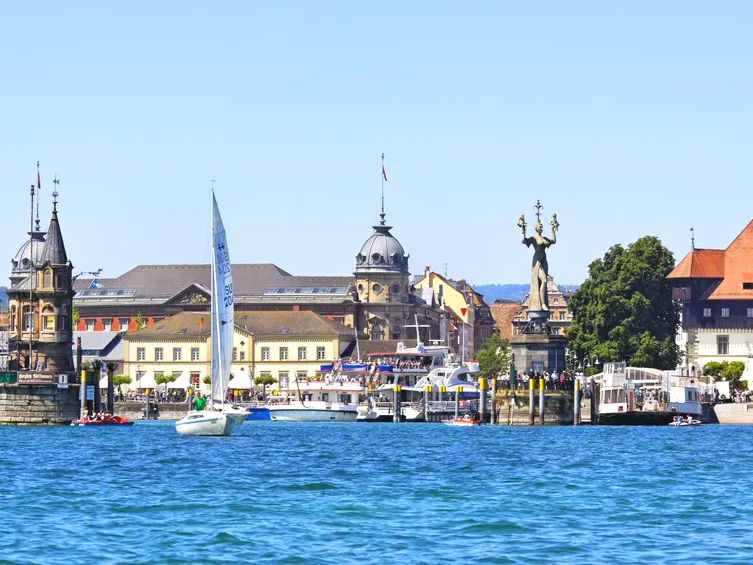 Konstanz, Kreuzlingen / Schweiz, Insel Mainau: Lohnenswerte Ziele am Bodensee, wenn Sie bei uns einen Käfer mieten oder einen anderen schönen Oldtimer für Ihre Bodenseetour. VW Käfer mieten Konstanz Kreuzlingen Schweiz