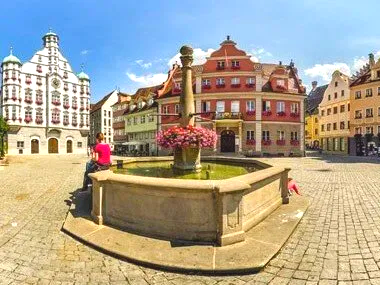Memmingen am Rande des bayrischen Allgäus ist ein beliebtes Ausflugsziel von Gästen aus nah und fern. VW Käfer mieten Memmingen