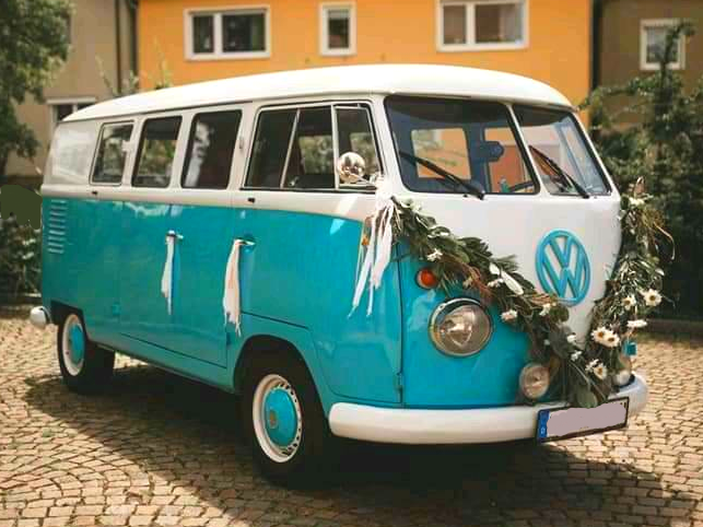 Ein Bulli als Hochzeitsauto, mit passenden Blumenschmuck. Den Bulli mieten Sie in der Stuttgarter Region bis Heilbronn und Göppingen, sowie bis Herrenberg und Pforzheim. VW T1 Bulli Hochzeit Blumenschmuck
