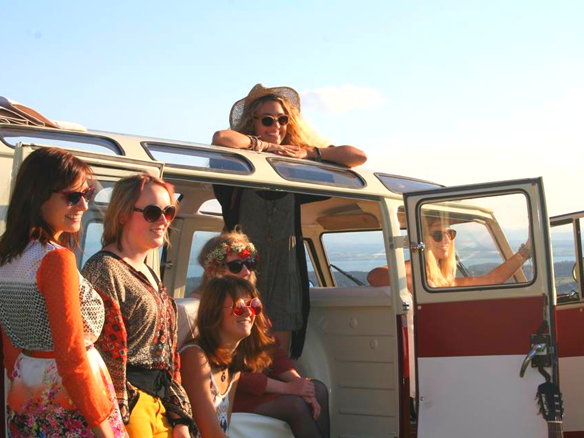 Mit dem T1 Bulli, hier das berühmte Samba Modell, zurück in die Flower Power Zeit. VW T1 Bulli mieten