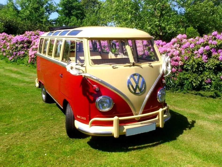 Wenn bis zu sechs Menschen mal ganz außergewöhnlich chauffiert werden möchten mieten Sie in Hamburg einen schönen alten VW Bus, den T1 Bulli. Wenn wir den Bulli für eine Hochzeit vermieten können die Elten des Hochzeitspaares oder die Trauzeugen in einem Fahrzeug mitfahren. VW T1 Bulli mieten Hamburg