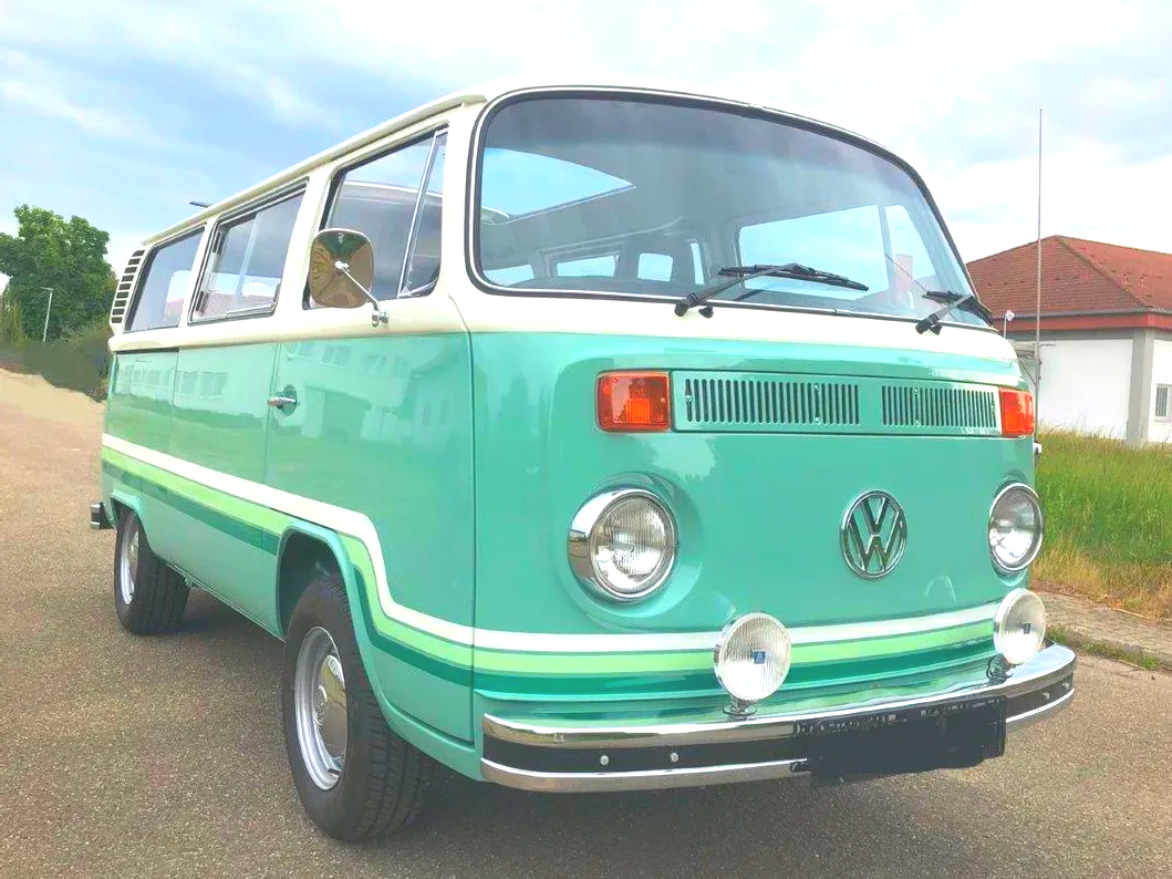 Im Jahr 2020 fertig restauriert, in türkis und weiß lackiert. Der Bulli T2 von 1974. VW T2 Bulli Karlsruhe Pfalz Mannheim Heidelberg
