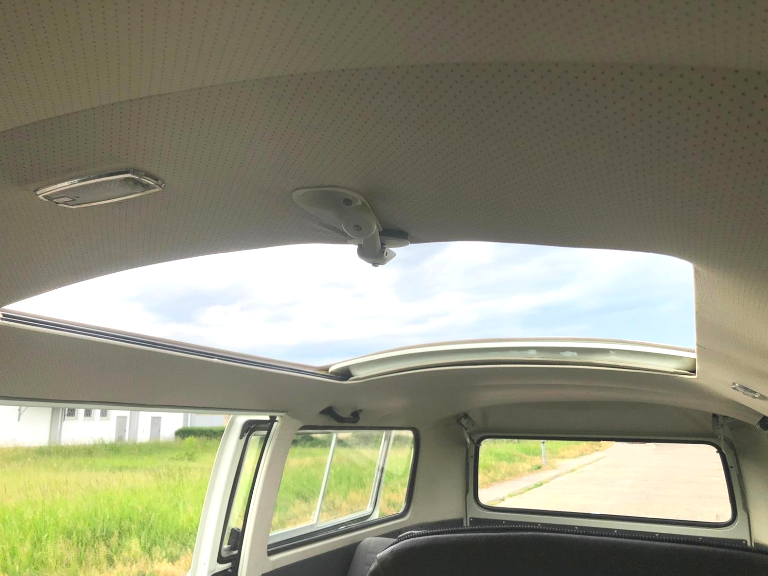 Der T2 Bulli hat ein großes Schiebedach eingebaut für schönes Wetter und schöne Fotos. VW T2 Bulli mieten