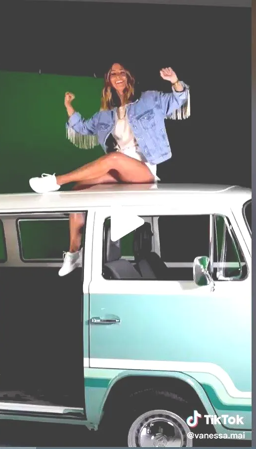 Vanessa Mai: Oben auf mit Ihrem Hit DU BIST MEIN HIGHLIGHT. Oldtimer Bulli