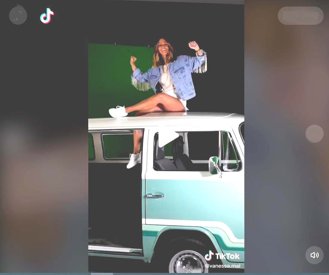 Vanessa Mai: Oben auf mit Ihrem Hit DU BIST MEIN HIGHLIGHT. Oldtimer Bulli