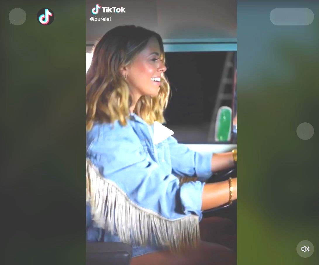 Vanessa hatte viel Spaß im Bulli. Oldtimer Bulli mieten