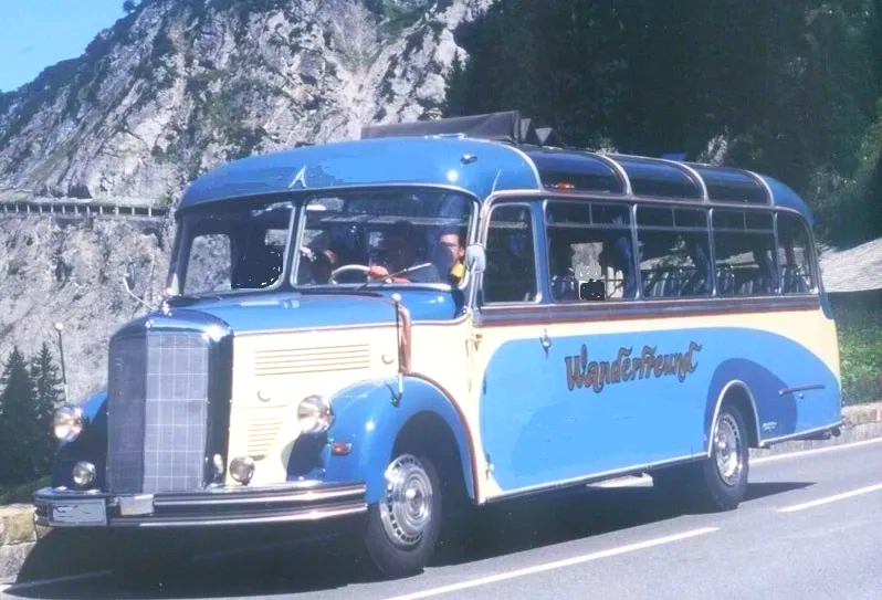 Der Weltmeisterbus 1954, erst im Schwarzwald und dann in der Schweiz unterwegs. Weltmeisterbus 1954
