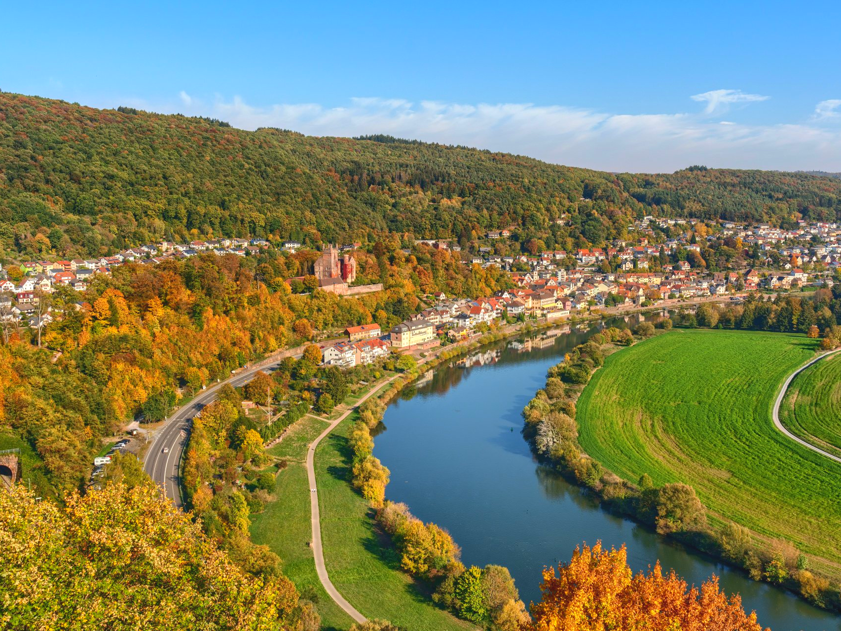 Der Neckar schlängelt sich hier an Neckarsteinach vorbei. Wertvolle Geschenkideen