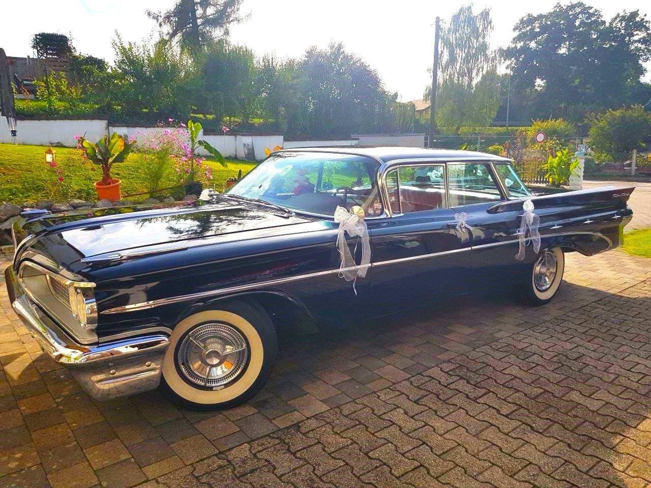 Oldtimer mieten München: Zur Hochzeit ein tolles Hochzeitsauto von der K & K Oldtimervermietung. oldtimer-mieten-muenchen-hochzeit-hochzeitsauto