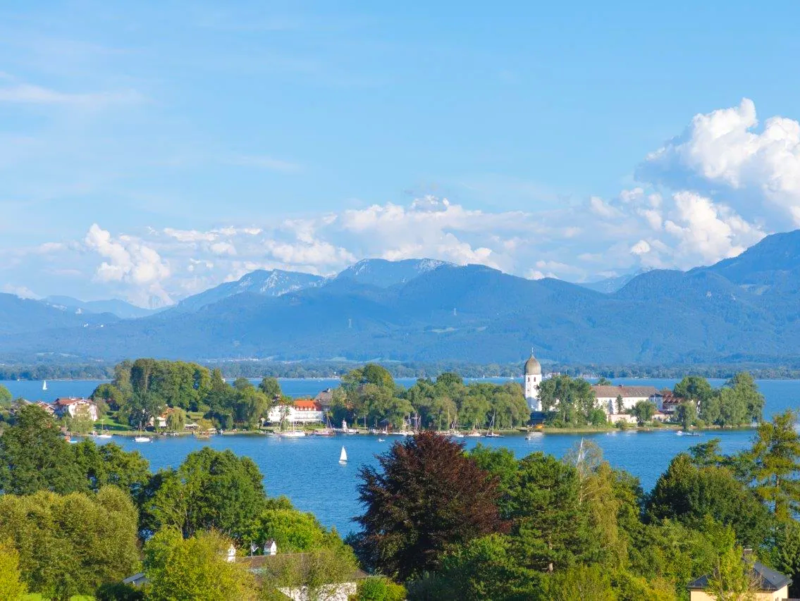 Der Chiemsee, das bayerische Meer: Zur Hochzeit einen Oldtimerbus mieten und mit den Gästen am Chiemsee entlang cruisen mit tollem Blick auf die Herreninsel und Fraueninsel: Aus dem Hochzeitsbus winken und König Ludwig grüßen! oldtimerbus-mieten-chiemsee