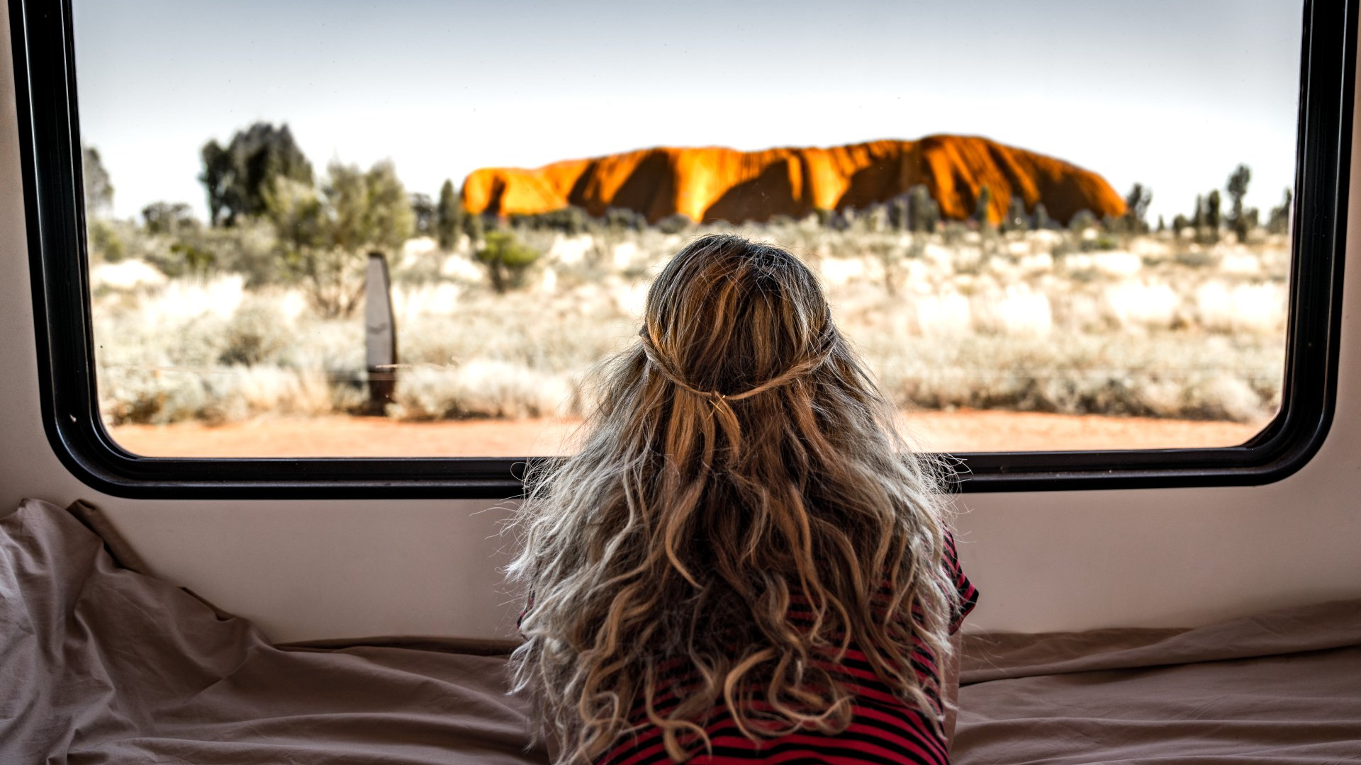 Wer träumt nicht davon, mit dem Wohnmobil durch Australien zu fahren, Uluru immer im Blick.