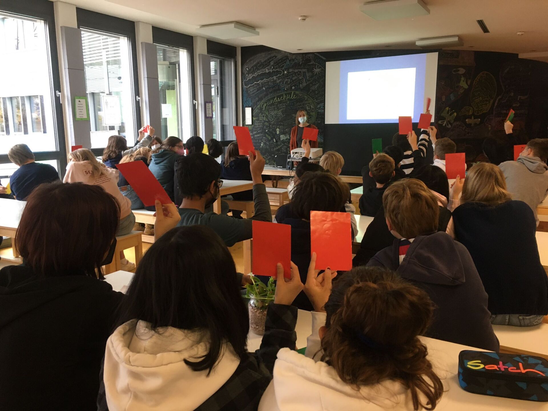 Foto einer Schulklasse von hinten nach vorne ins Klassenzimmer fotografiert