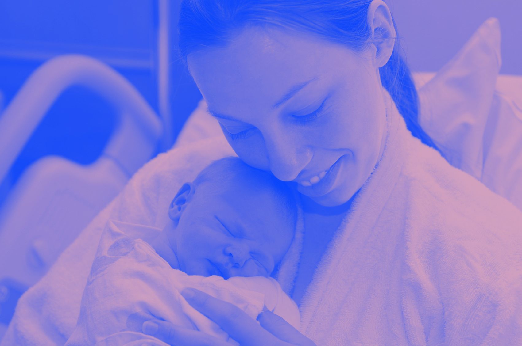 Mutter mit Neugeborenem findet Hilfe bei Mom Care Coaching