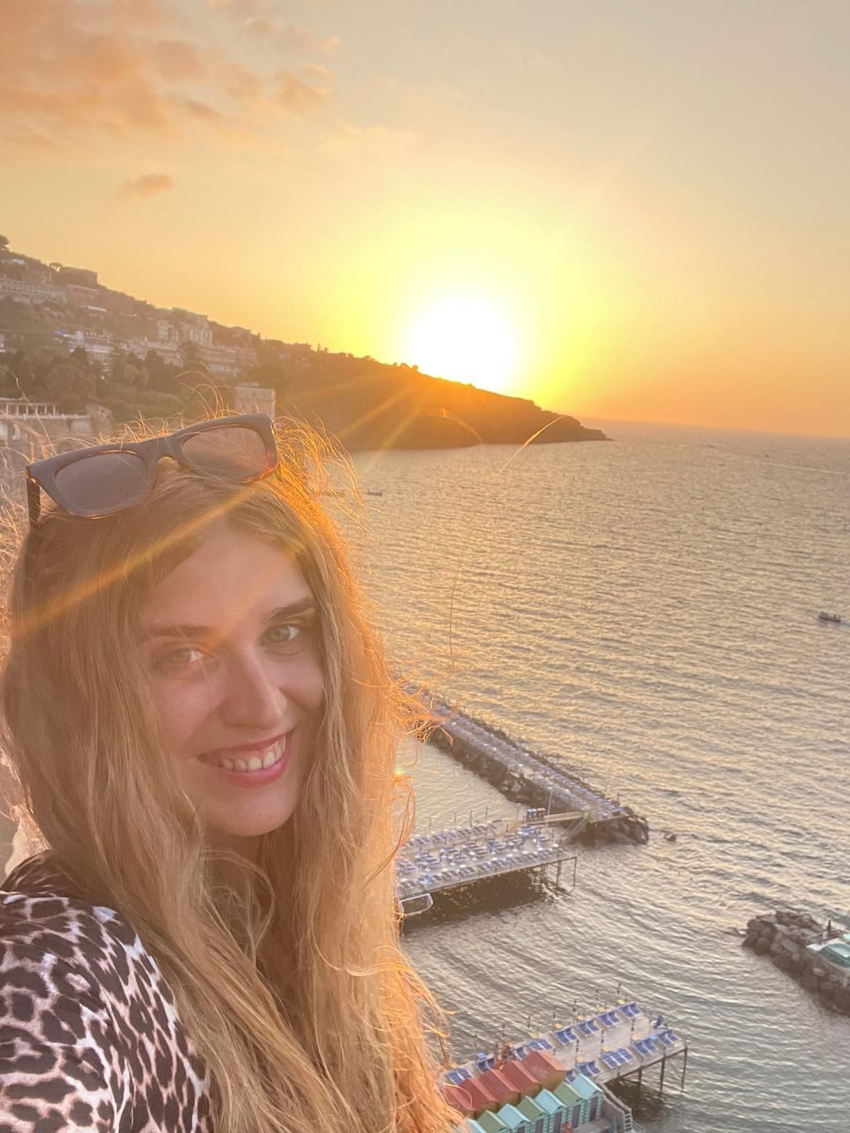 María del Campo Medina La Integrapeuta viendo la puesta de sol