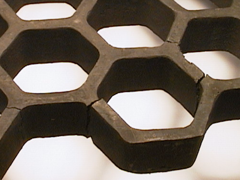 6th Advantage CFC-Fixtures need up to 90 % less rework | casted grid with cracks | Dr. Jorg Demmel