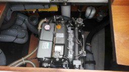 Lagoon catamarán motor intraborda