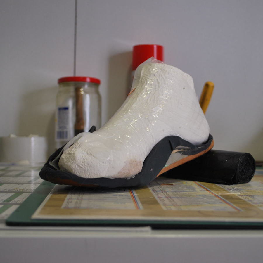 Pour les troubles trophiques liés a des pathologies invalidantes ALD, La Maison Des Synergies réalisent des semelles orthopédiques monoblocs sur moulage