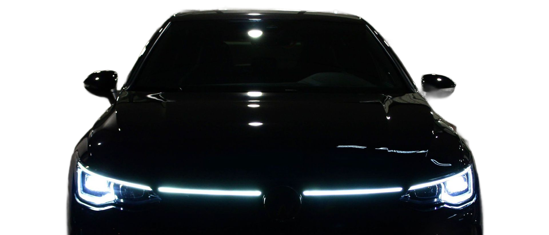 Schwarzes Auto mit leuchtenden Lichtern im Hintergrund