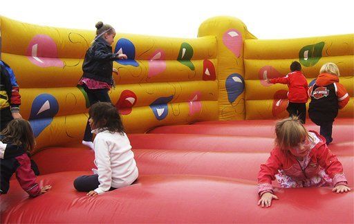 Bewegungsspiele mit Hüpfburg Hüpfburg und Jonglage, Großspiele und Rasenspiele. Alles in Bewegung