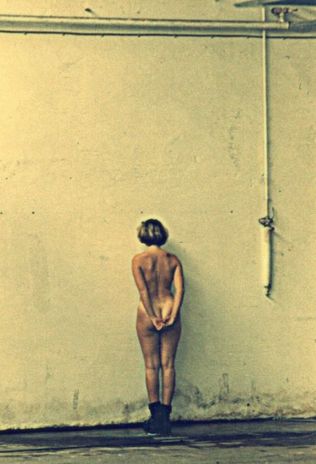 DIE NACKTE WAND. Renate meint, endlich mal alle nackt.