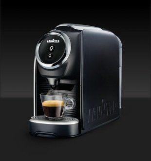Linee essenziali e dimensioni ultra-ridotte per una macchina adatta anche ai contesti più raccolti ed esclusivi. LAVAZZA FIRMA
