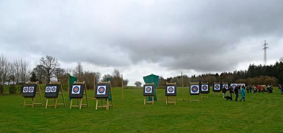 3D-Wiesenparcours, 3D-Waldparcours, einen Feldscheibenparcours und den großzügigen Outdoor Einschussbereich in Bad Waldsee im Fuerstlichen Golf-Resort. Das sind ideale Bedingungen für einen Urlaub, einen Vereinsausflug oder einfach nur einen entspannten Trip mit Freunden oder der Familie.