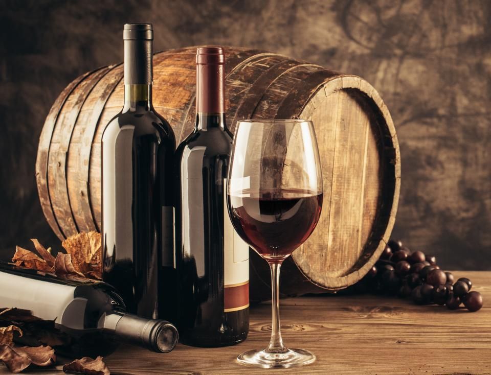 Bouteilles de vin et verre