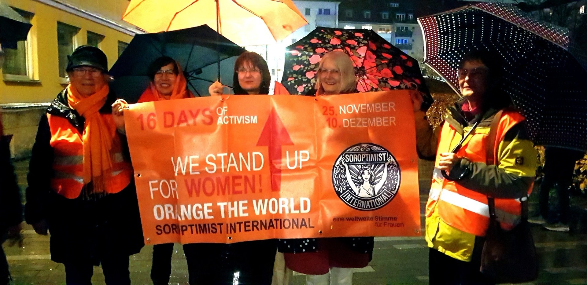 Demonstration Orange Days 2022 SI Club München-Schwabing demonstriert gegen Gewalt gegen Frauen