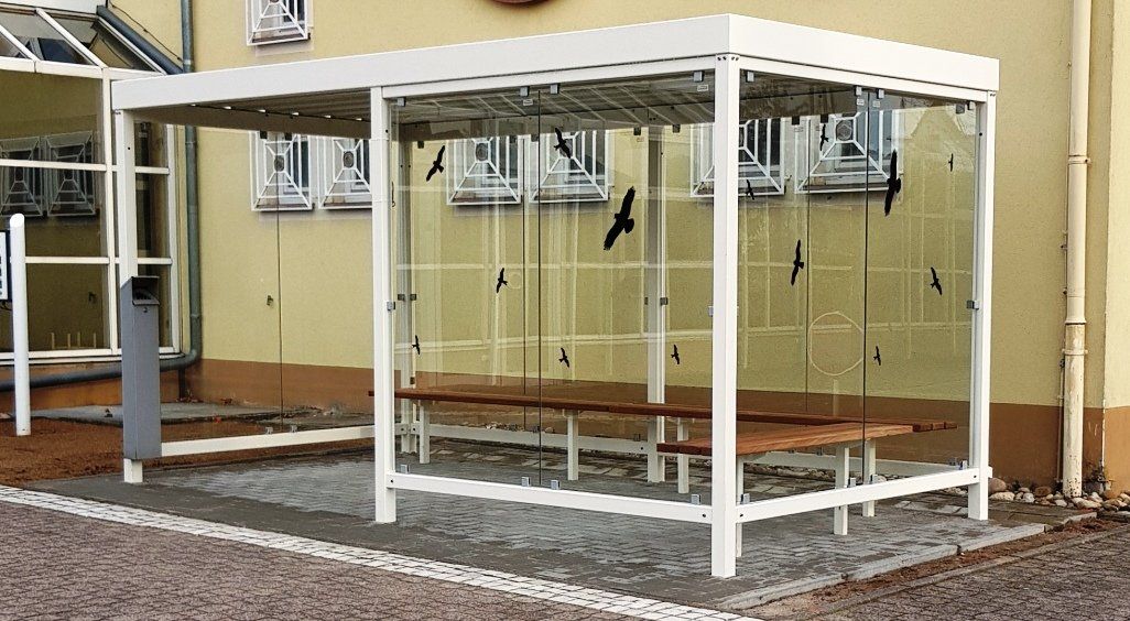 Raucherunterstand vor der Festhalle