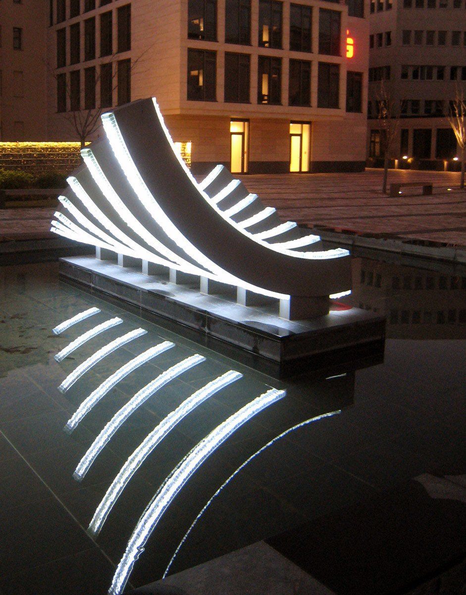 Wasser-Installation IN.BEWEGUNG, Sparkassenpark Cottbus; Licht-Malerei; Bildende Kunst; Zeitgenössische Glas-Kunst; Kunst am Bau, Architekturbezogene Kunst, Kunst im öffentlichen Raum; KUNST.HAUS am SEE; Werenzhainer Ziegelei 1; 03253 Doberlug-Kirchhain; Landkreis Elbe-Elster; Lausitz; Brandenburg; Deutschland