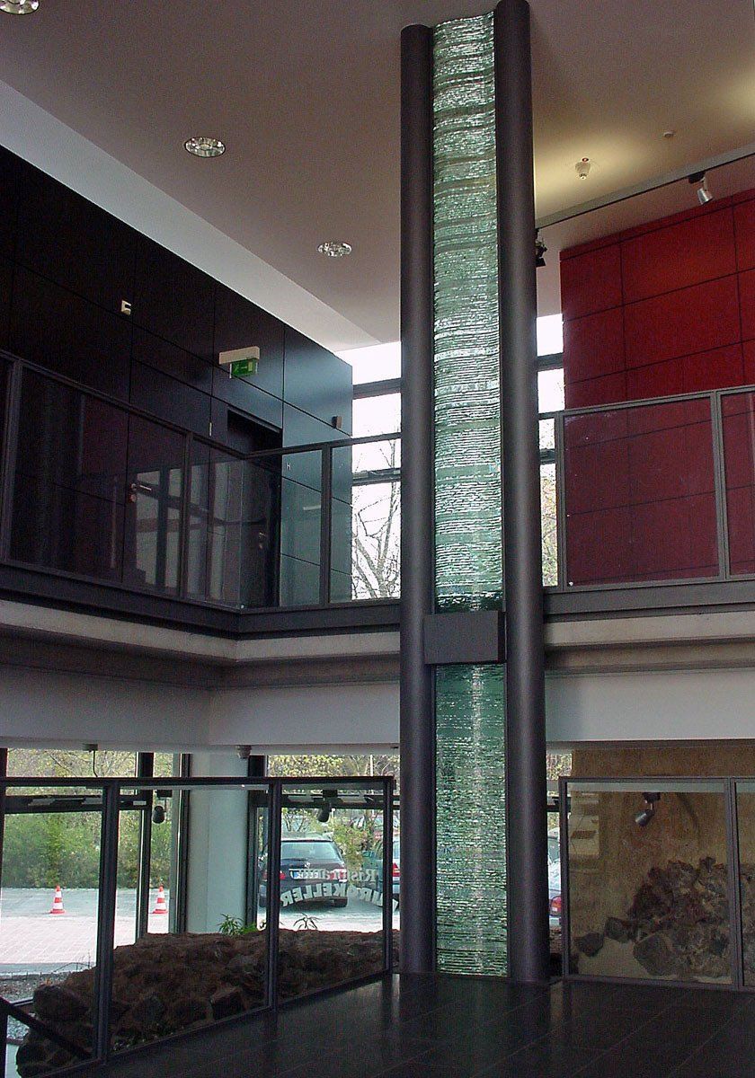 Raum-Installation DIE QUELLE, Bürgerhaus Bad Liebenwerda; Glasmalerei; Licht-Malerei; Bildende Kunst; Zeitgenössische Glas-Kunst; Kunst am Bau, Architekturbezogene Kunst, Kunst im öffentlichen Raum; KUNST.HAUS am SEE; Werenzhainer Ziegelei 1; 03253 Doberlug-Kirchhain; Landkreis Elbe-Elster; Lausitz; Brandenburg; Deutschland