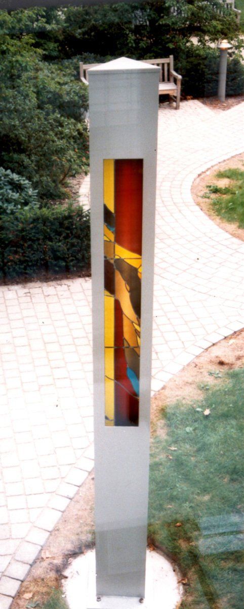 Licht-Stele ZUVERSICHT 2- Kreiskrankenhaus Finsterwalde, 1. Preis im Wettbewerb; Glasmalerei; Licht-Malerei; Bildende Kunst; Zeitgenössische Glas-Kunst; Kunst am Bau, Architekturbezogene Kunst, Kunst im öffentlichen Raum; KUNST.HAUS am SEE; Werenzhainer Ziegelei 1; 03253 Doberlug-Kirchhain; Landkreis Elbe-Elster; Lausitz; Brandenburg; Deutschland