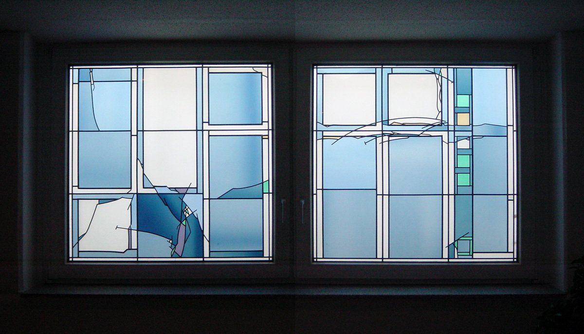 Fenstergestaltung DER WEG, Krankenhaus-Elsterwerda; Glasmalerei; Licht-Malerei; Bildende Kunst; Zeitgenössische Glas-Kunst; Kunst am Bau, Architekturbezogene Kunst, Kunst im öffentlichen Raum; KUNST.HAUS am SEE; Werenzhainer Ziegelei 1; 03253 Doberlug-Kirchhain; Landkreis Elbe-Elster; Lausitz; Brandenburg; Deutschland