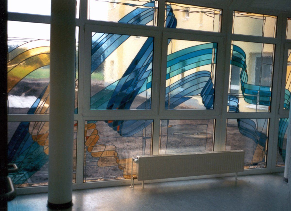 Fenstergestaltung LEBENS.BAHNEN, Seniorenzentrum Kirchhain; Glasmalerei; Licht-Malerei; Bildende Kunst; Zeitgenössische Glas-Kunst; Kunst am Bau, Architekturbezogene Kunst, Kunst im öffentlichen Raum; KUNST.HAUS am SEE; Werenzhainer Ziegelei 1; 03253 Doberlug-Kirchhain; Landkreis Elbe-Elster; Lausitz; Brandenburg; Deutschland