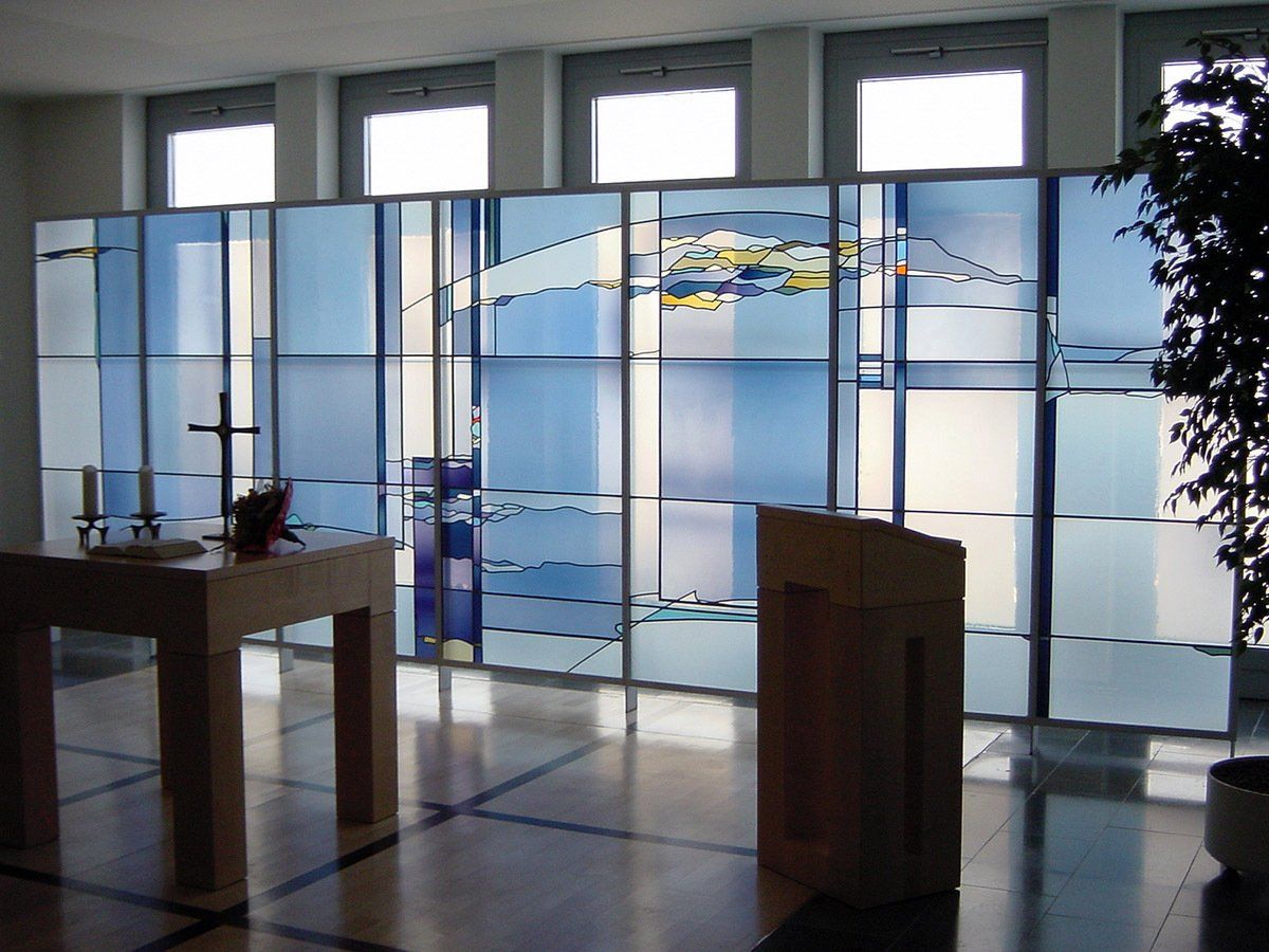 Raum-Installation QUELLE DES LEBENS, Kreiskrankenhaus Lübben, 1. Preis im Wettbewerb; Glasmalerei; Licht-Malerei; Bildende Kunst; Zeitgenössische Glas-Kunst; Kunst am Bau, Architekturbezogene Kunst, Kunst im öffentlichen Raum; KUNST.HAUS am SEE; Werenzhainer Ziegelei 1; 03253 Doberlug-Kirchhain; Landkreis Elbe-Elster; Lausitz; Brandenburg; Deutschland