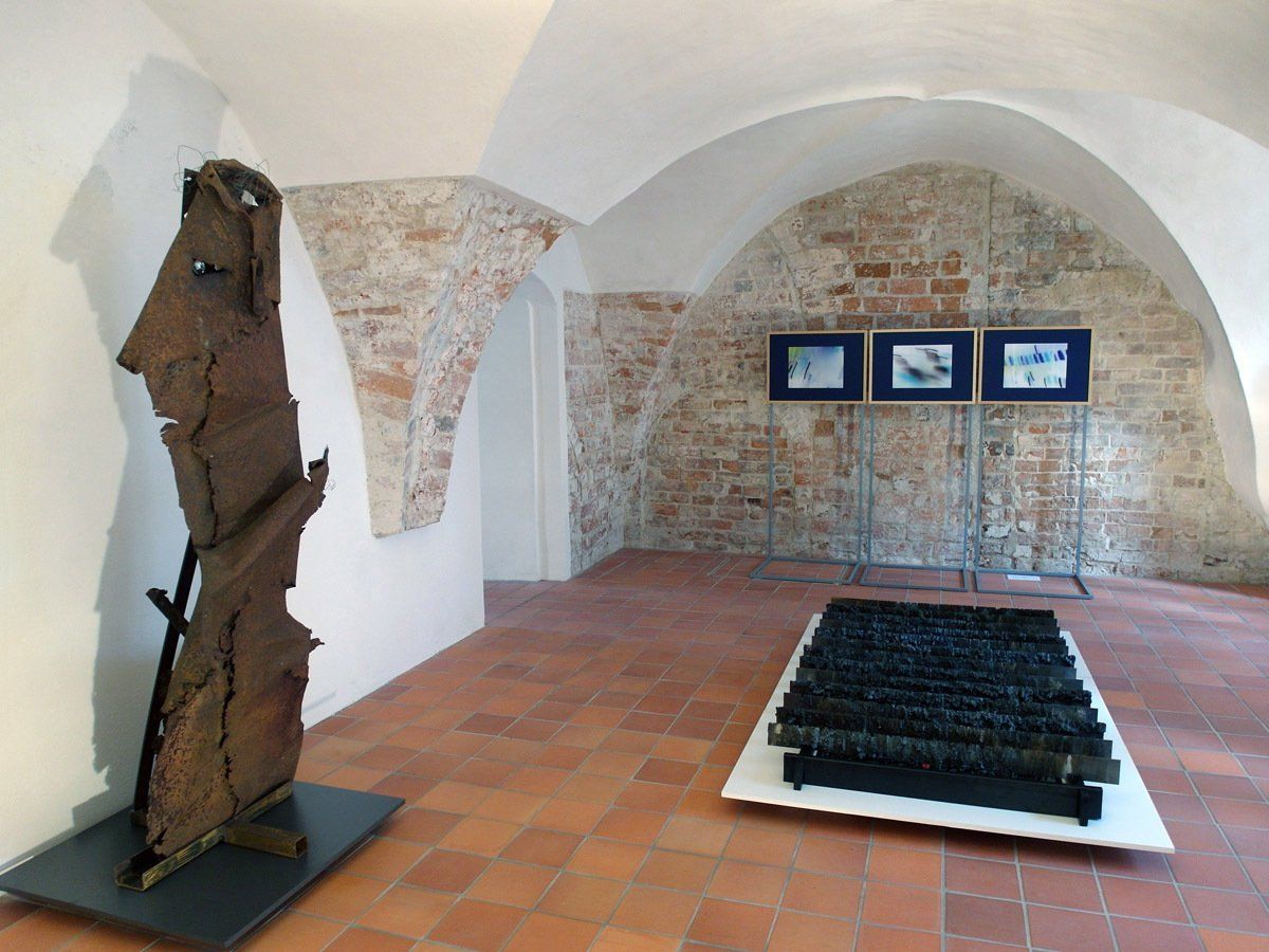 Installation ZEITEN.WENDE und UM.BRÜCHE und LICHT.SPUREN – 500 Jahre Reformation,  Boden-Installation UM.BRÜCHE, Zeitgenössische Fotografie LICHT.SPUREN, Kulturland-Jahr 500 Jahre Reformation, Schloss Doberlug; Licht-Malerei; Bildende Kunst; Zeitgenössische Glas-Kunst; Zeitgenössische Fotografie; KUNST.HAUS am SEE; Werenzhainer Ziegelei 1; 03253 Doberlug-Kirchhain; Landkreis Elbe-Elster; Lausitz; Brandenburg; Deutschland