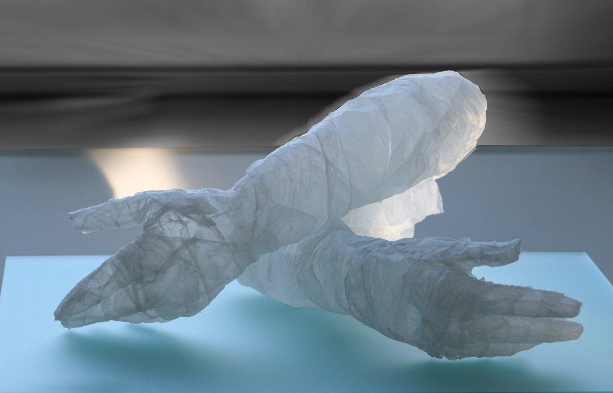 AngelaWilleke 1 - ZWEI LINKE HÄNDE - Gestik; skulpturale Paper.Art; Bildende Kunst; KUNST.HAUS am SEE; Werenzhainer Ziegelei 1; 03253 Doberlug-Kirchhain; Landkreis Elbe-Elster; Lausitz; Brandenburg; Deutschland