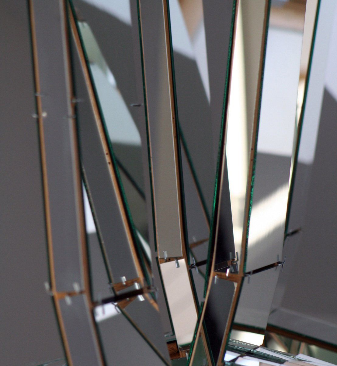 Installation ZWISCHEN DEN STÜHLEN, Oberfinanzgericht Brandenburg; Licht-Malerei; Bildende Kunst; Zeitgenössische Glas-Kunst; KUNST.HAUS am SEE; Werenzhainer Ziegelei 1; 03253 Doberlug-Kirchhain; Landkreis Elbe-Elster; Lausitz; Brandenburg; Deutschland