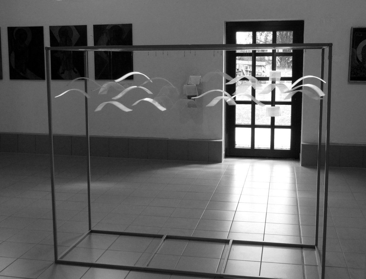 Raum-Installation ENTSCHLEUNIGUNG, Gut Saathain; skulpturale Glas-Wellen; Licht-Malerei; Bildende Kunst; Zeitgenössische Glas-Kunst; KUNST.HAUS am SEE; Werenzhainer Ziegelei 1; 03253 Doberlug-Kirchhain; Landkreis Elbe-Elster; Lausitz; Brandenburg; Deutschland