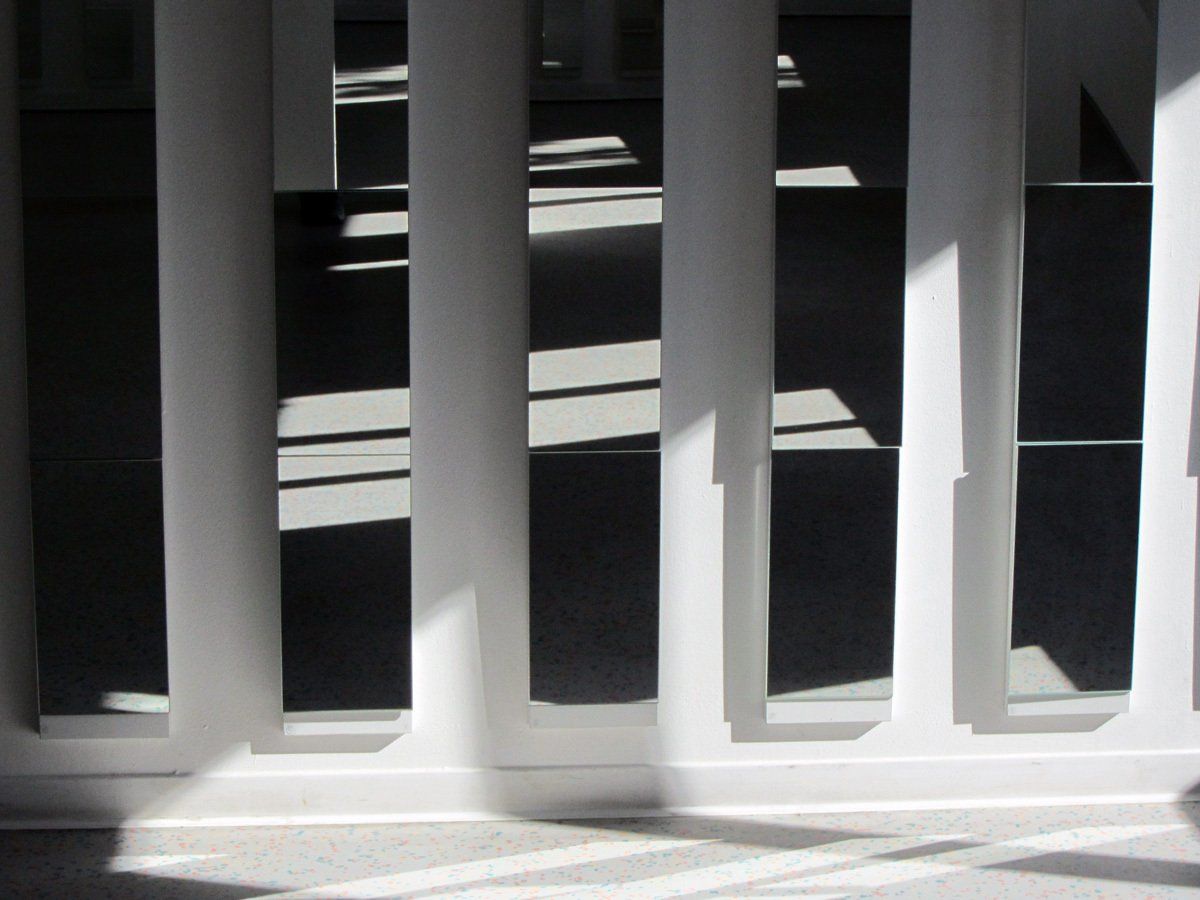 Wand-Installation KLANG DER STILLE, Bunkerstadt Wünsdorf; segmentierte Raum-Rollage; Licht-Malerei; Bildende Kunst; Zeitgenössische Glas-Kunst; KUNST.HAUS am SEE; Werenzhainer Ziegelei 1; 03253 Doberlug-Kirchhain; Landkreis Elbe-Elster; Lausitz; Brandenburg; Deutschland