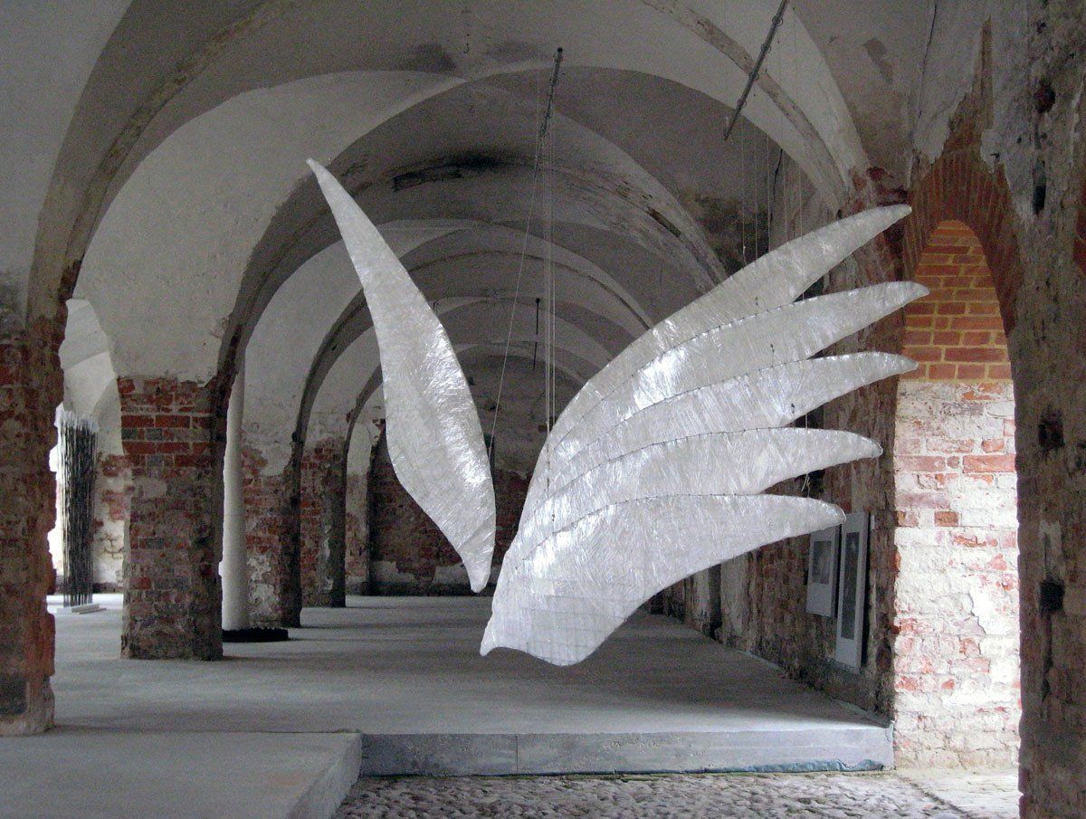 Raum-Installation FLUG.VERSUCH, Refektorium Doberlug; skulpturale Flügel; Licht-Malerei; Bildende Kunst; Zeitgenössische Glas-Kunst;  KUNST.HAUS am SEE; Werenzhainer Ziegelei 1; 03253 Doberlug-Kirchhain; Landkreis Elbe-Elster; Lausitz; Brandenburg; Deutschland