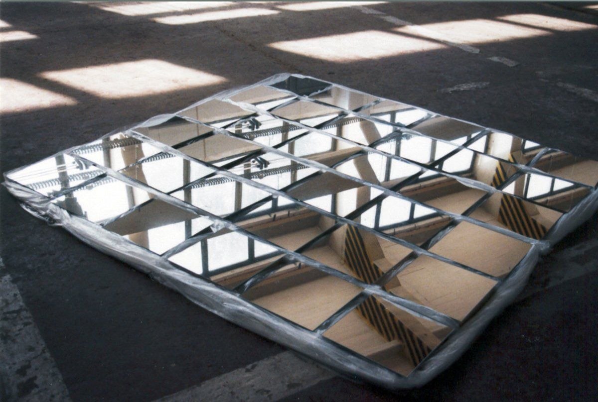 Boden-Installation HIMMEL AUF ERDEN, Panzerhalle Großglienike; Licht-Malerei; Bildende Kunst; Zeitgenössische Glas-Kunst; KUNST.HAUS am SEE; Werenzhainer Ziegelei 1; 03253 Doberlug-Kirchhain; Landkreis Elbe-Elster; Lausitz; Brandenburg; Deutschland