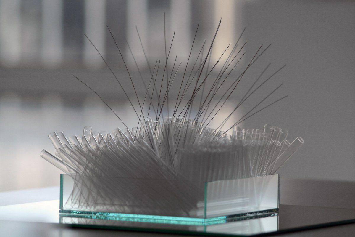 Glas-Skulptur FREIER FALL; Glas-Röhrchen; Licht-Malerei; Zeitgenössische Glas-Kunst; Bildende Kunst; KUNST.HAUS am SEE; Werenzhainer Ziegele 1; 03253 Doberlug-Kirchhain; Landkreis Elbe-Elster; Lausitz; Brandenburg; Deutschland