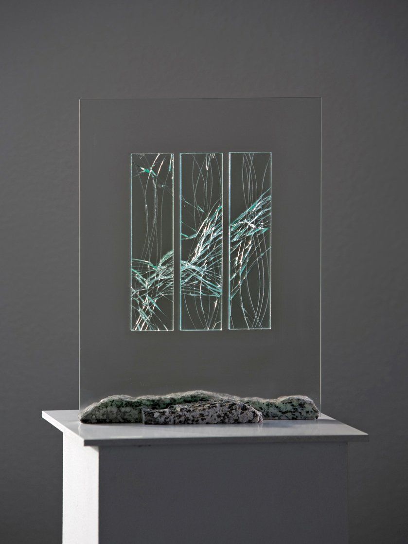 Stehbild LICHT.STRUKTUREN 2, bildhauerisch gearbeitete Licht-Strukturen, auf satinierter Trägerscheibe; Glas-Malere; Licht-Malerei; Bildende Kunst, Zeitgenössische Glas-Kunst; KUNST.HAUS am SEE, Werenzhainer Ziegelei 1, 03253 Doberlug-Kirchhain, Landkreis Elbe-Elster, Lausitz, Brandenburg, Deutschland