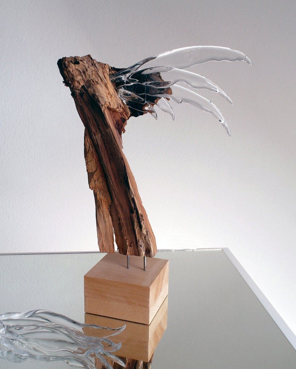 Glas-Skulptur FRIEDENSENGEL IM ANFLUG, heiß geschnittenes Hütten-Glas, Pflaumenbaum-Hackstück; Licht-Malerei, Zeitgenössische Glas-Kunst, Bildende Kunst; KUNST.HAUS am SEE, Werenzhainer Ziegele 1, 03253 Doberlug-Kirchhain, Landkreis Elbe-Elster, Lausitz, Brandenburg, Deutschland